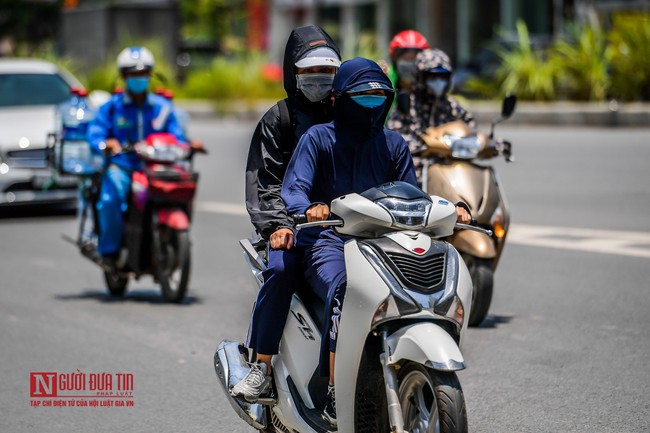 Hà Nội: Nóng đỉnh điểm hơn 44 độ C, đường phố bốc hơi xuất hiện ảo ảnh - Ảnh 6.