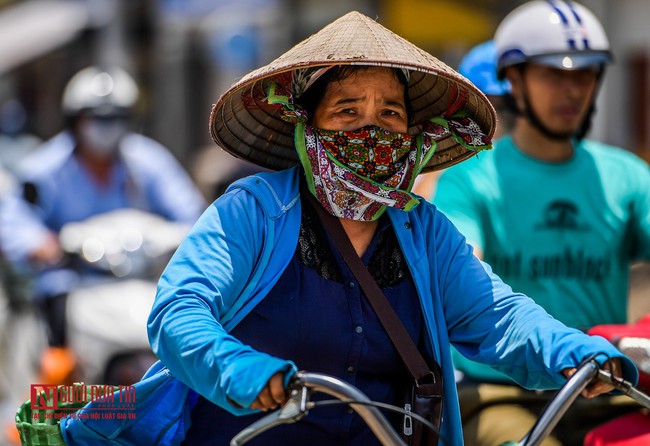 Hà Nội: Nóng đỉnh điểm hơn 44 độ C, đường phố bốc hơi xuất hiện ảo ảnh - Ảnh 8.