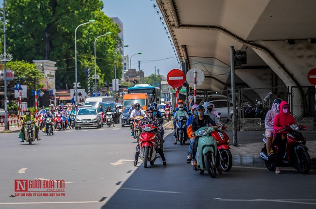 Hà Nội: Nóng đỉnh điểm hơn 44 độ C, đường phố bốc hơi xuất hiện ảo ảnh - Ảnh 15.