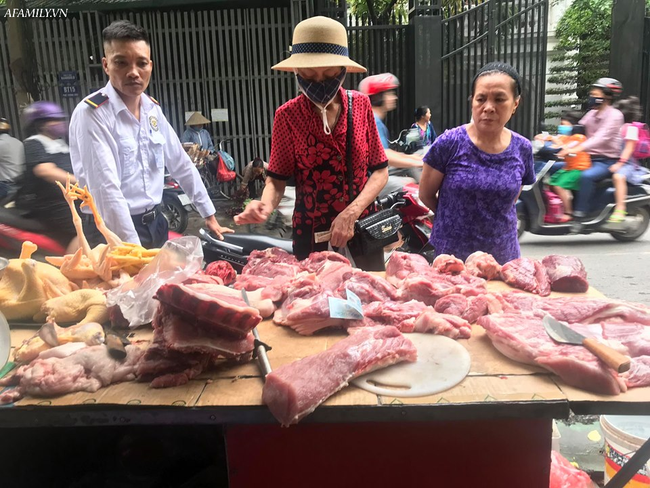 Giá thịt lợn hơi tăng phi mã, chạm mốc cao nhất lịch sử 100 ngàn đồng/kg, tiểu thương khốn đốn vì bán hàng ế ẩm, cắn răng chịu lỗ, khách mua vẫn thưa thớt - Ảnh 1. Giá thịt lợn hơi tăng phi mã, chạm mốc cao nhất lịch sử 100 ngàn đồng/kg, tiểu thương khốn đốn vì bán hàng ế ẩm, cắn răng chịu lỗ, khách mua vẫn thưa thớt - Ảnh 1.