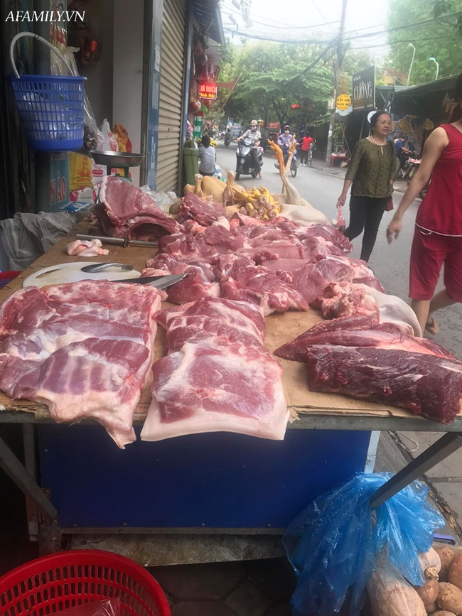 Giá thịt lợn hơi tăng phi mã, chạm mốc cao nhất lịch sử 100 ngàn đồng/kg, tiểu thương khốn đốn vì bán hàng ế ẩm, cắn răng chịu lỗ, khách mua vẫn thưa thớt - Ảnh 2. Giá thịt lợn hơi tăng phi mã, chạm mốc cao nhất lịch sử 100 ngàn đồng/kg, tiểu thương khốn đốn vì bán hàng ế ẩm, cắn răng chịu lỗ, khách mua vẫn thưa thớt - Ảnh 2.