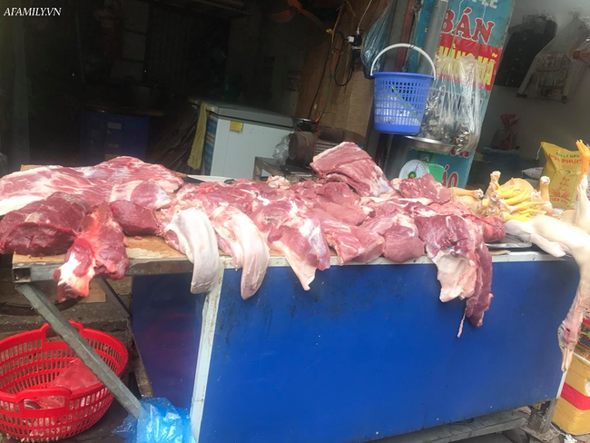 Giá thịt lợn hơi tăng phi mã, chạm mốc cao nhất lịch sử 100 ngàn đồng/kg, tiểu thương khốn đốn vì bán hàng ế ẩm, cắn răng chịu lỗ, khách mua vẫn thưa thớt - Ảnh 3. Giá thịt lợn hơi tăng phi mã, chạm mốc cao nhất lịch sử 100 ngàn đồng/kg, tiểu thương khốn đốn vì bán hàng ế ẩm, cắn răng chịu lỗ, khách mua vẫn thưa thớt - Ảnh 3.