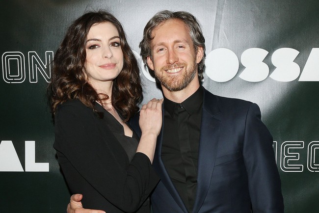 Sự giống nhau kỳ lạ giữa đại thi hào Shakespeare và chồng của ngôi sao Hollywood Anne Hathaway, một minh chứng hùng hồn cho hiện tượng song trùng đầy bí ẩn - Ảnh 4.