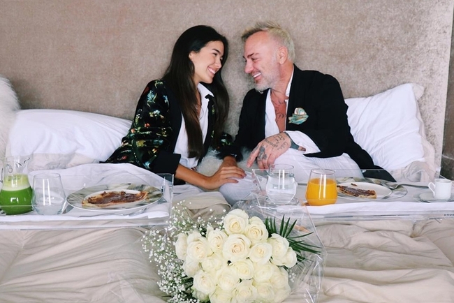 Mãn nhãn với vô vàn khoảnh khắc tình tứ của cặp đôi đúng chất "sugar daddy" ở phương Tây, hơn kém nhau 27 tuổi - Ảnh 5. Mãn nhãn với vô vàn khoảnh khắc tình tứ của cặp đôi đúng chất "sugar daddy" ở phương Tây, hơn kém nhau 27 tuổi - Ảnh 5.