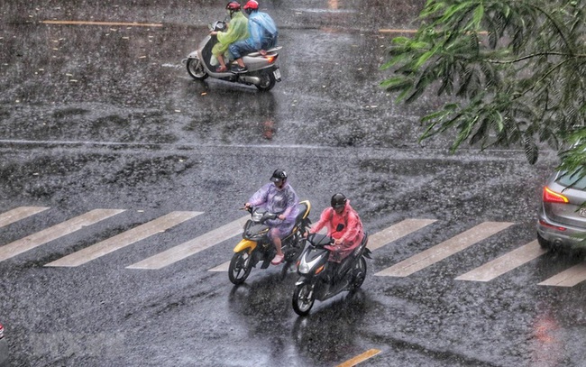 Chiều tối nay toàn Hà Nội và các tỉnh miền Bắc và đón mưa giông mạnh, chấm dứt chuỗi ngày nắng đổ lửa - Ảnh 1.