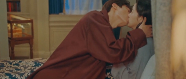 Cực hot tập 12 &quot;Quân vương bất diệt&quot;: Đỏ mặt cảnh hôn ngấu nghiến của Lee Min Ho và Kim Go Eun ngay trên giường - Ảnh 3.