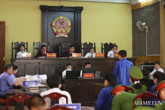 Trưởng phòng Khảo thí Sở GD&ĐT Sơn La bị đề nghị mức án 25 năm tù về tội nâng điểm và nhận hối lộ hơn 1 tỷ đồng - Ảnh 1. Trưởng phòng Khảo thí Sở GD&ĐT Sơn La bị đề nghị mức án 25 năm tù về tội nâng điểm và nhận hối lộ hơn 1 tỷ đồng - Ảnh 1.