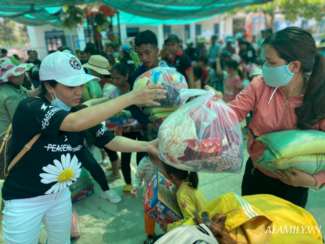 Lời khẩn cầu của cô hiệu phó trường mầm non Hoa Lan: “Cho em xin thêm 30 phần quà nữa, nhiều bé còn chưa đến được” - Ảnh 4.