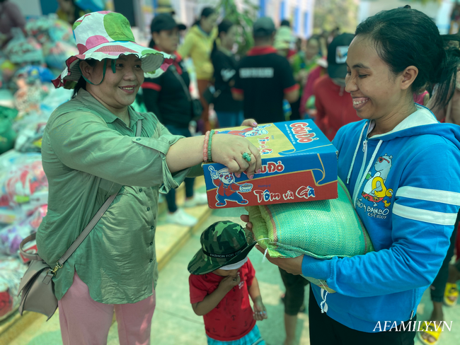 Lời khẩn cầu của cô hiệu phó trường mầm non Hoa Lan: “Cho em xin thêm 30 phần quà nữa, nhiều bé còn chưa đến được” - Ảnh 10.