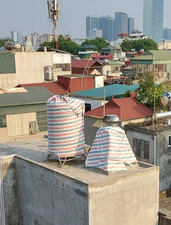 Hội &quot;khổ chủ&quot; có bồn nước đặt trên nóc nhà, lên mạng mách nhau cách chống chọi lại cảnh nắng nóng làm nước sinh hoạt có thể... &quot;luộc chín cả thịt&quot; - Ảnh 1.