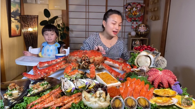 Mừng 3 triệu sub, Quỳnh Trần JP chơi lớn với mâm hải sản cua hoàng đế nặng hơn 6kg và hàng loạt món siêu đắt, siêu ngon - Ảnh 1.