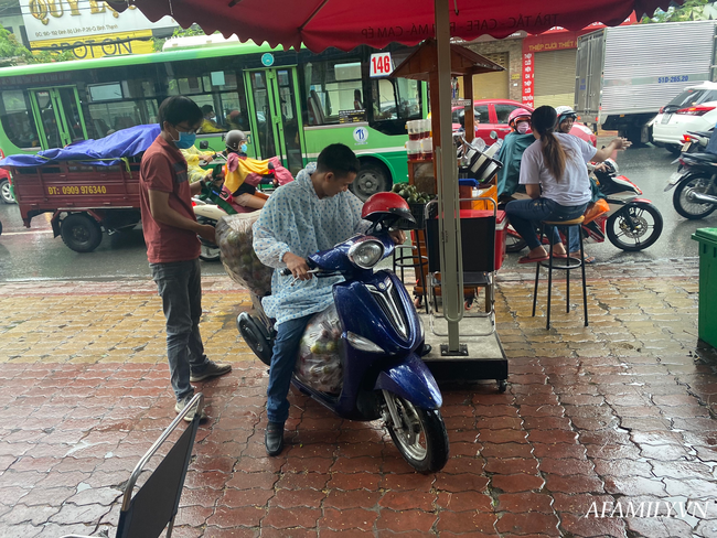 Mưa trắng trời sáng đầu tuần, người Sài Gòn bì bõm đi làm giữa đường kẹt xe, trẻ con mệt nhoài theo cha mẹ - Ảnh 8.