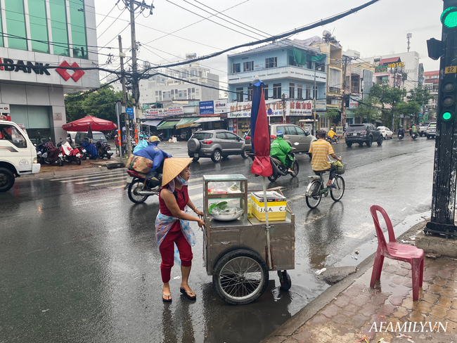 Mưa trắng trời sáng đầu tuần, người Sài Gòn bì bõm đi làm giữa đường kẹt xe, trẻ con mệt nhoài theo cha mẹ - Ảnh 7.