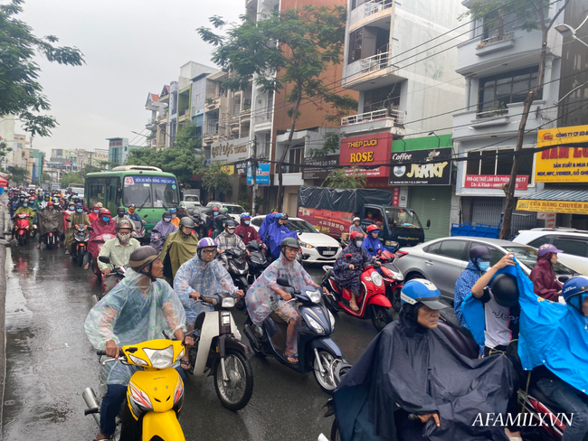 Mưa trắng trời sáng đầu tuần, người Sài Gòn bì bõm đi làm giữa đường kẹt xe, trẻ con mệt nhoài theo cha mẹ - Ảnh 6.