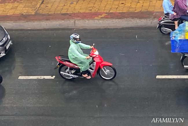 Mưa trắng trời sáng đầu tuần, người Sài Gòn bì bõm đi làm giữa đường kẹt xe, trẻ con mệt nhoài theo cha mẹ - Ảnh 9.