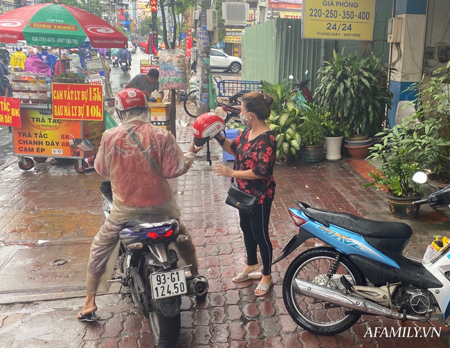 Mưa trắng trời sáng đầu tuần, người Sài Gòn bì bõm đi làm giữa đường kẹt xe, trẻ con mệt nhoài theo cha mẹ - Ảnh 4.