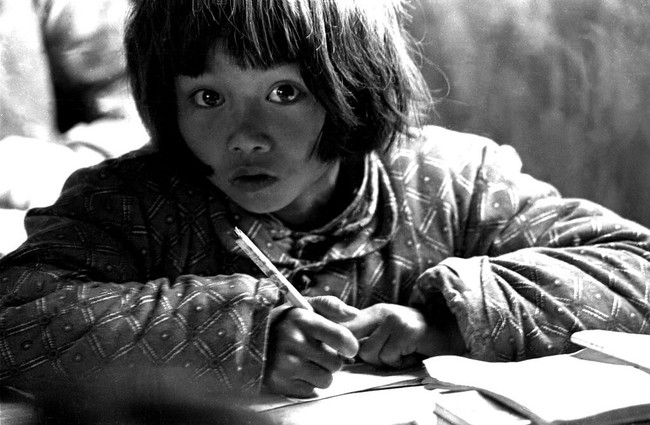 Hình ảnh cô bé nghèo có đôi mắt to từng lay động trái tim người Trung Quốc, 26 năm sau định mệnh cuộc đời cô thay đổi vì bức ảnh này - Ảnh 2.
