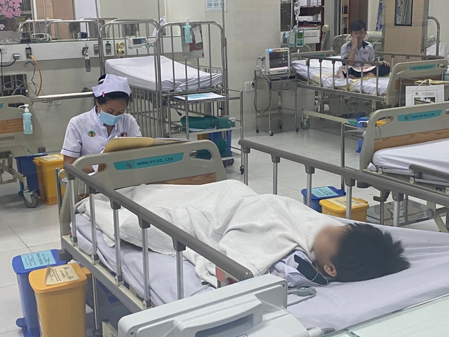 Danh tính 8 học sinh bị cây ngã đè phải cấp cứu tại BV Nhi Đồng 2: 4 trường hợp chấn thương nặng - Ảnh 2.