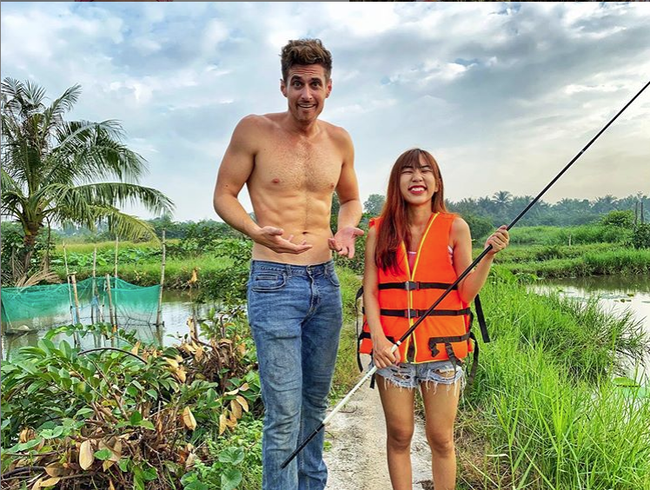 Chàng YouTuber triệu view người Mỹ thích cuộc sống dân dã ở Việt Nam, chuyên cởi trần nấu món Việt nhưng sự thật lại là MC cực điển trai trên VTV - Ảnh 3.