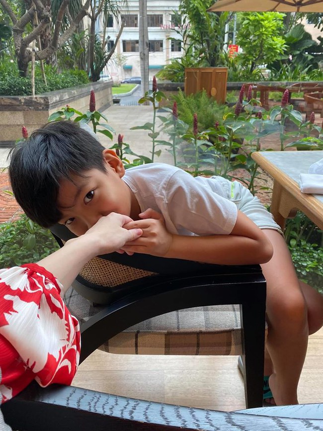 Hồ Ngọc Hà tự tin khoe nhan sắc cực kỳ rực rỡ giữa tin mang song thai ở tháng thứ 3, vẫn trung thành với váy áo rộng che bụng - Ảnh 3. Hồ Ngọc Hà tự tin khoe nhan sắc cực kỳ rực rỡ giữa tin mang song thai ở tháng thứ 3, vẫn trung thành với váy áo rộng che bụng - Ảnh 3.