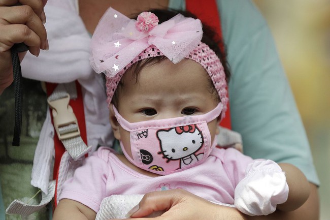 Hiệp hội Nhi Khoa Nhật Bản cảnh báo không mang khẩu trang cho trẻ em dưới 2 tuổi vì nó làm tăng nguy cơ nghẹt thở  - Ảnh 1.