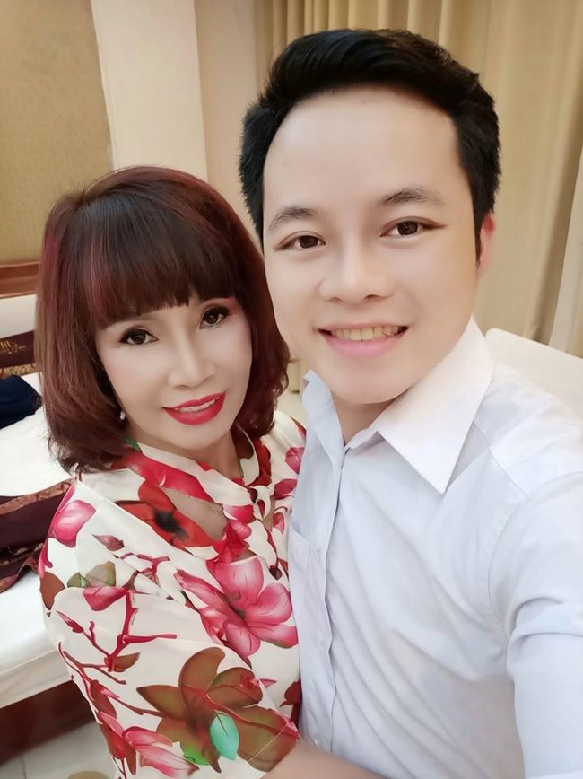 Bị tố lạnh nhạt với người vợ 62 tuổi, anh chồng Hoa Cương lên tiếng xác thực về tin đồn! - Ảnh 1. Bị tố lạnh nhạt với người vợ 62 tuổi, anh chồng Hoa Cương lên tiếng xác thực về tin đồn! - Ảnh 1.
