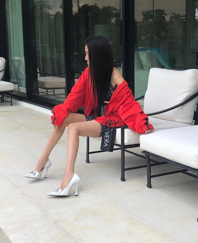 &quot;Nữ hoàng váy cưới&quot; U80 Vera Wang tiếp tục khoe chân thon trong một loạt ảnh mới nhưng lại để lộ thân hình siêu gầy mỏng manh tới mức báo động  - Ảnh 2.