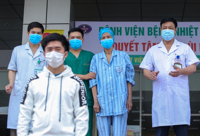 Hành trình &quot;thập tử nhất sinh&quot; của bệnh nhân nhiễm COVID-19 nặng nhất Việt Nam: &quot;Tôi rất hạnh phúc, tôi rất cám ơn các y, bác sĩ đã cứu mình&quot; - Ảnh 4.