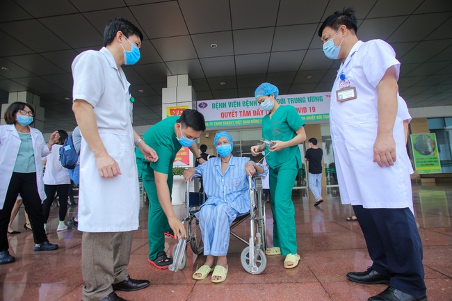 Hành trình &quot;thập tử nhất sinh&quot; của bệnh nhân nhiễm COVID-19 nặng nhất Việt Nam: &quot;Tôi rất hạnh phúc, tôi rất cám ơn các y, bác sĩ đã cứu mình&quot; - Ảnh 2.
