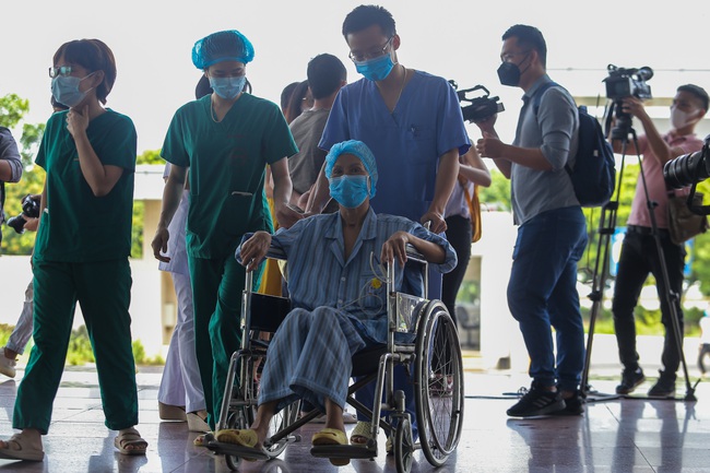 Hành trình &quot;thập tử nhất sinh&quot; của bệnh nhân nhiễm COVID-19 nặng nhất Việt Nam: &quot;Tôi rất hạnh phúc, tôi rất cám ơn các y, bác sĩ đã cứu mình&quot; - Ảnh 1.