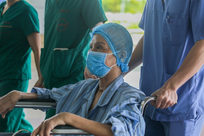 Bệnh nhân nhiễm COVID-19 xét nghiệm nhiều nhất Việt Nam: "Tôi đã vô cùng chán nản, tôi sợ mình sẽ lây cho những người xung quanh" - Ảnh 8. Bệnh nhân nhiễm COVID-19 xét nghiệm nhiều nhất Việt Nam: "Tôi đã vô cùng chán nản, tôi sợ mình sẽ lây cho những người xung quanh" - Ảnh 8.