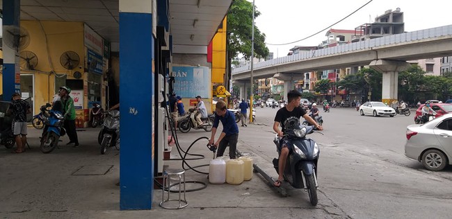 Cây xăng ở Hà Nội từ chối bán hàng dù bồn còn 20 nghìn lít bị phạt 30 triệu đồng - Ảnh 2.