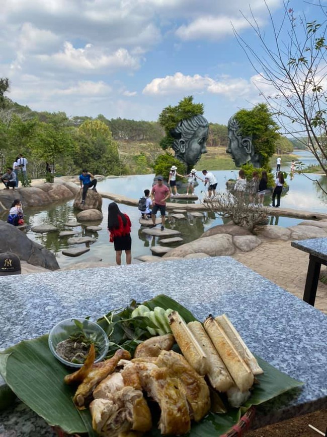 Đóng cửa đồi &quot;săn mây&quot; mới nổi Yumonang ở Đà Lạt vì du khách xả rác bừa bãi, dân tình ngẩn ngơ tiếc nuối vì chưa kịp tới ngắm - Ảnh 1.