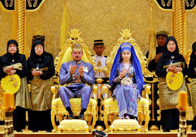 Nàng dâu hoàng gia &quot;lọ lem&quot; trong hôn lễ xa hoa bậc nhất châu Á cách đây 16 năm giờ đây đã có cuộc sống khác xưa - Ảnh 1.