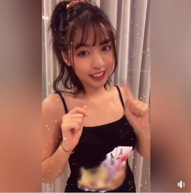 Hot girl thả thính Trần Thanh Tâm bị dân mạng đả kích vì bất chấp quảng cáo cho game đánh bạc trá hình - Ảnh 1.