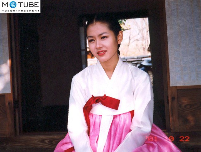 Lại xuất hiện bộ ảnh hiếm của Son Ye Jin năm 20 tuổi: Đẹp mơ màng, đôi mắt to tròn hút hồn người hâm mộ - Ảnh 5. Lại xuất hiện bộ ảnh hiếm của Son Ye Jin năm 20 tuổi: Đẹp mơ màng, đôi mắt to tròn hút hồn người hâm mộ - Ảnh 5.