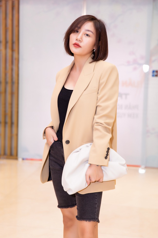 Ninh Dương Lan Ngọc gợi cảm xuất hiện, từ chối khéo khi bị hỏi chuyện đi du lịch với Chi Dân - Ảnh 9. Ninh Dương Lan Ngọc gợi cảm xuất hiện, từ chối khéo khi bị hỏi chuyện đi du lịch với Chi Dân - Ảnh 9.