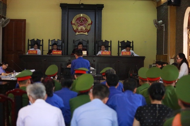 Tuyên án vụ gian lận điểm thi ở Sơn La: 12 bị cáo nhận gần 80 năm tù giam - Ảnh 1.