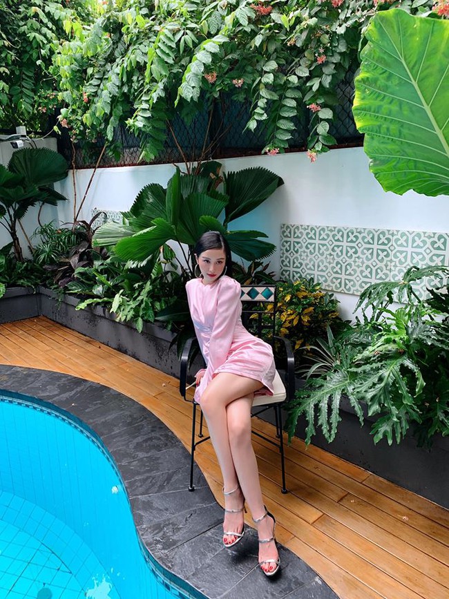 Jun Vũ diện đầm hồng, tạo dáng bên bể bơi.