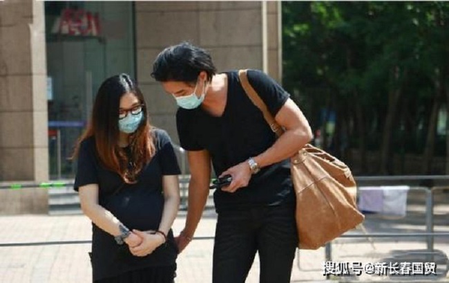 "Bản sao Cổ Thiên Lạc" đưa vợ đi khám thai sau scandal ngoại tình ồn ào - Ảnh 1. "Bản sao Cổ Thiên Lạc" đưa vợ đi khám thai sau scandal ngoại tình ồn ào - Ảnh 1.