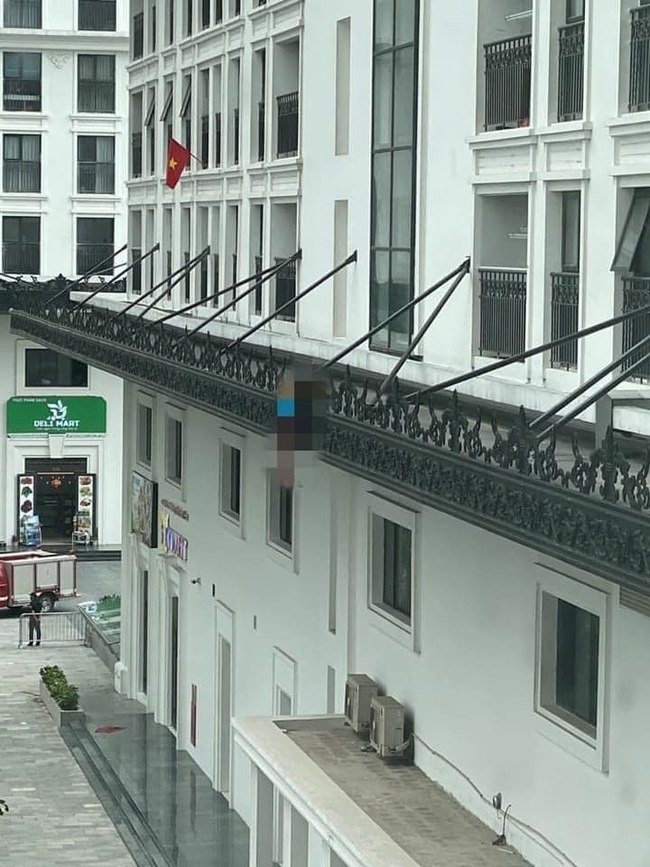 Hà Nội: Phát hiện nam thanh niên tử vong vắt vẻo trên lan can - Ảnh 1. Hà Nội: Phát hiện nam thanh niên tử vong vắt vẻo trên lan can - Ảnh 1.