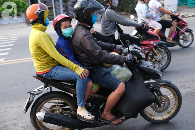Trẻ nhỏ mệt nhoài cùng cha mẹ trên xe máy từ miền Tây lên thành phố sau lễ, nước mía bán đắt gấp 3 lần - Ảnh 3.