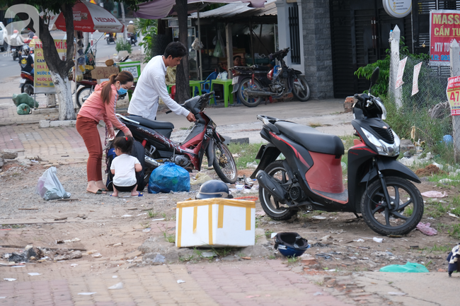Trẻ nhỏ mệt nhoài cùng cha mẹ trên xe máy từ miền Tây lên thành phố sau lễ, nước mía bán đắt gấp 3 lần - Ảnh 4.