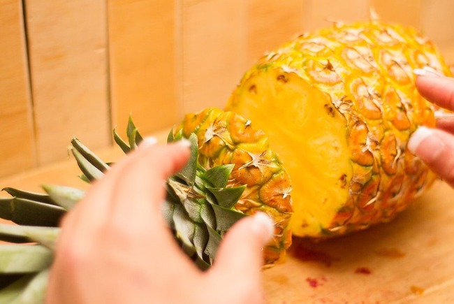 Peel the pineapple like this, and it will stay fresh in the fridge for 3 days - Photo 1.