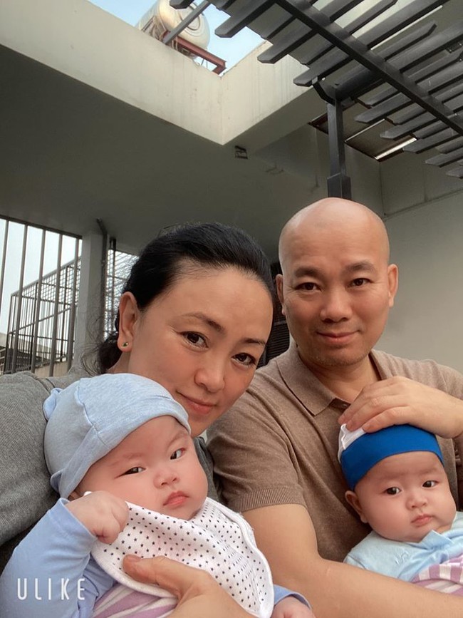 Hot mom Văn Thùy Dương trẻ đẹp ngỡ ngàng sau sinh 5 tháng, fan thích thú phát hiện ra sự khác biệt của cặp sinh đôi khi chụp ảnh riêng với bố và mẹ - Ảnh 1.