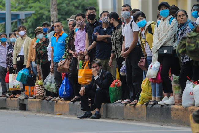  Người dân lỉnh kỉnh đồ đạc ùn ùn trở lại Thủ đô Hà Nội sau kì nghỉ lễ  - Ảnh 5.