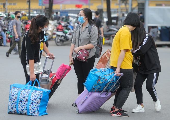  Người dân lỉnh kỉnh đồ đạc ùn ùn trở lại Thủ đô Hà Nội sau kì nghỉ lễ  - Ảnh 8.