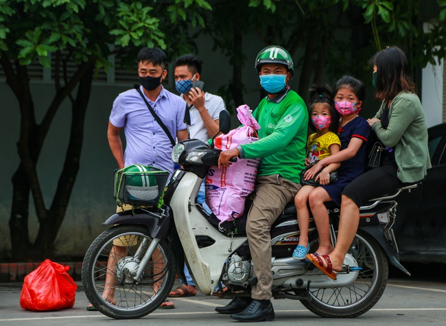  Người dân lỉnh kỉnh đồ đạc ùn ùn trở lại Thủ đô Hà Nội sau kì nghỉ lễ  - Ảnh 11.