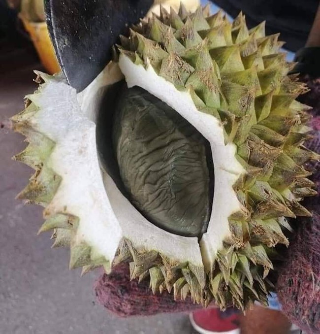 Cô gái đăng ảnh sầu riêng nhưng hình dáng và màu sắc bên trong múi sầu khiến dân mạng hết hồn, thi nhau 