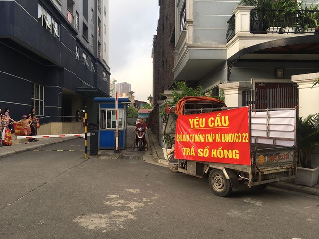 Hà Nội: Hàng nghìn cư dân không nhập được hộ khẩu phát loa yêu cầu chủ đầu tư giải quyết - Ảnh 1.